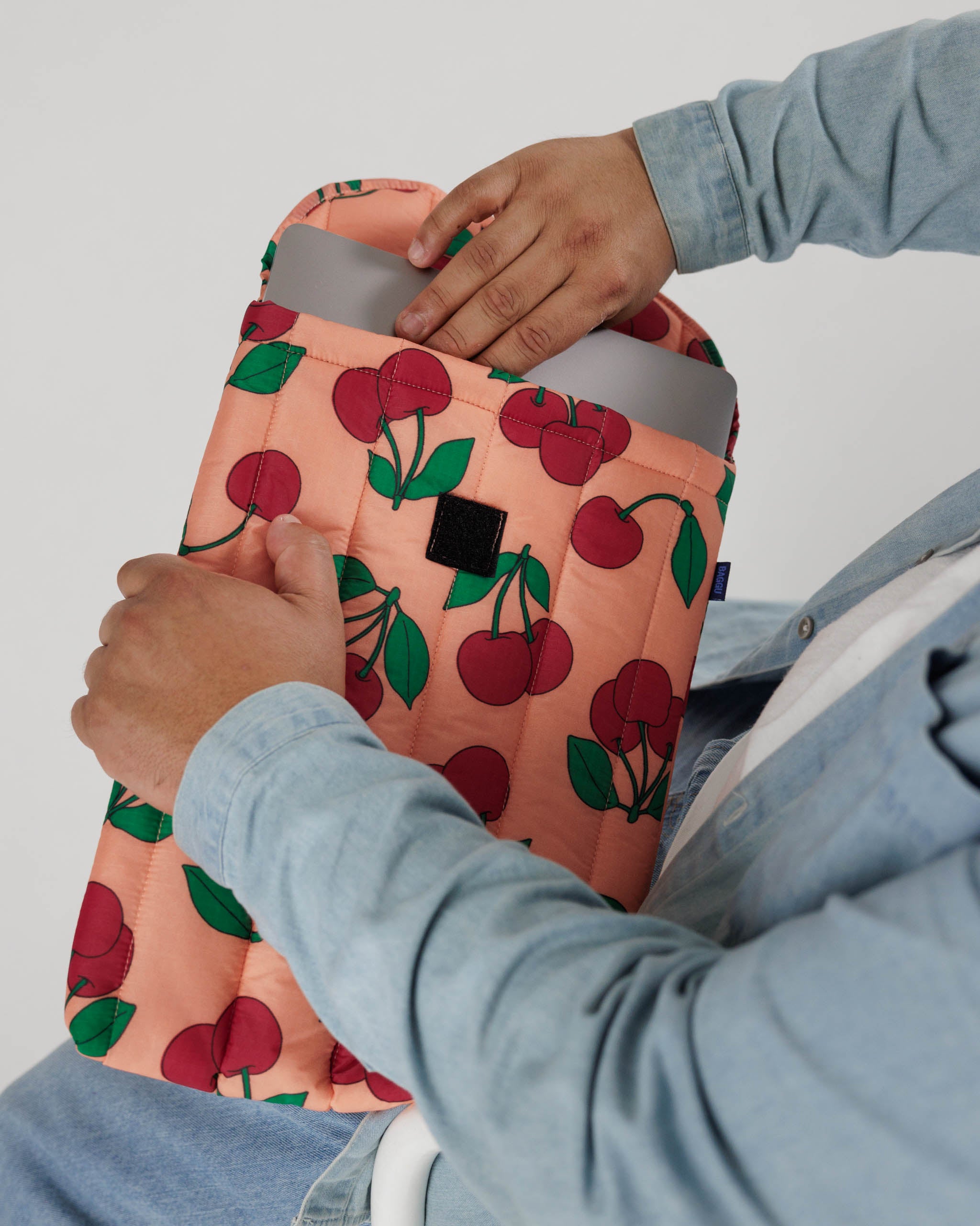 Puffy Laptop Pouch è la custoda perfetta per l tuo computer. È