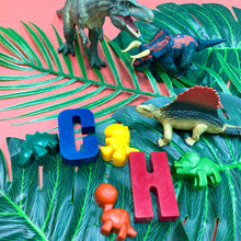 Load image into Gallery viewer, Personalised Initial Letter Crayon Party Favor Bag (min. order of 8 packs)