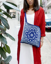 Load image into Gallery viewer, Knitty / Paisley Print / Navy