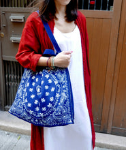 Load image into Gallery viewer, Mam / Paisley Print / Navy
